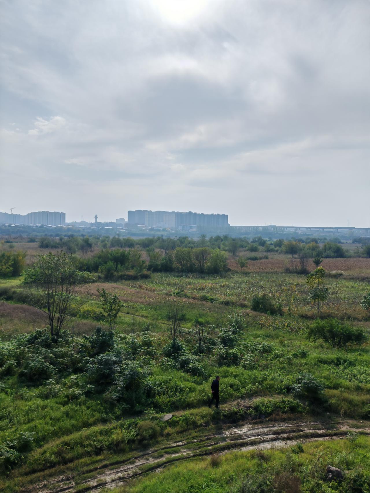 骑行的一天11月2日，今天的西安依然阳光明媚，午饭后，我和两个朋友临时约定骑行