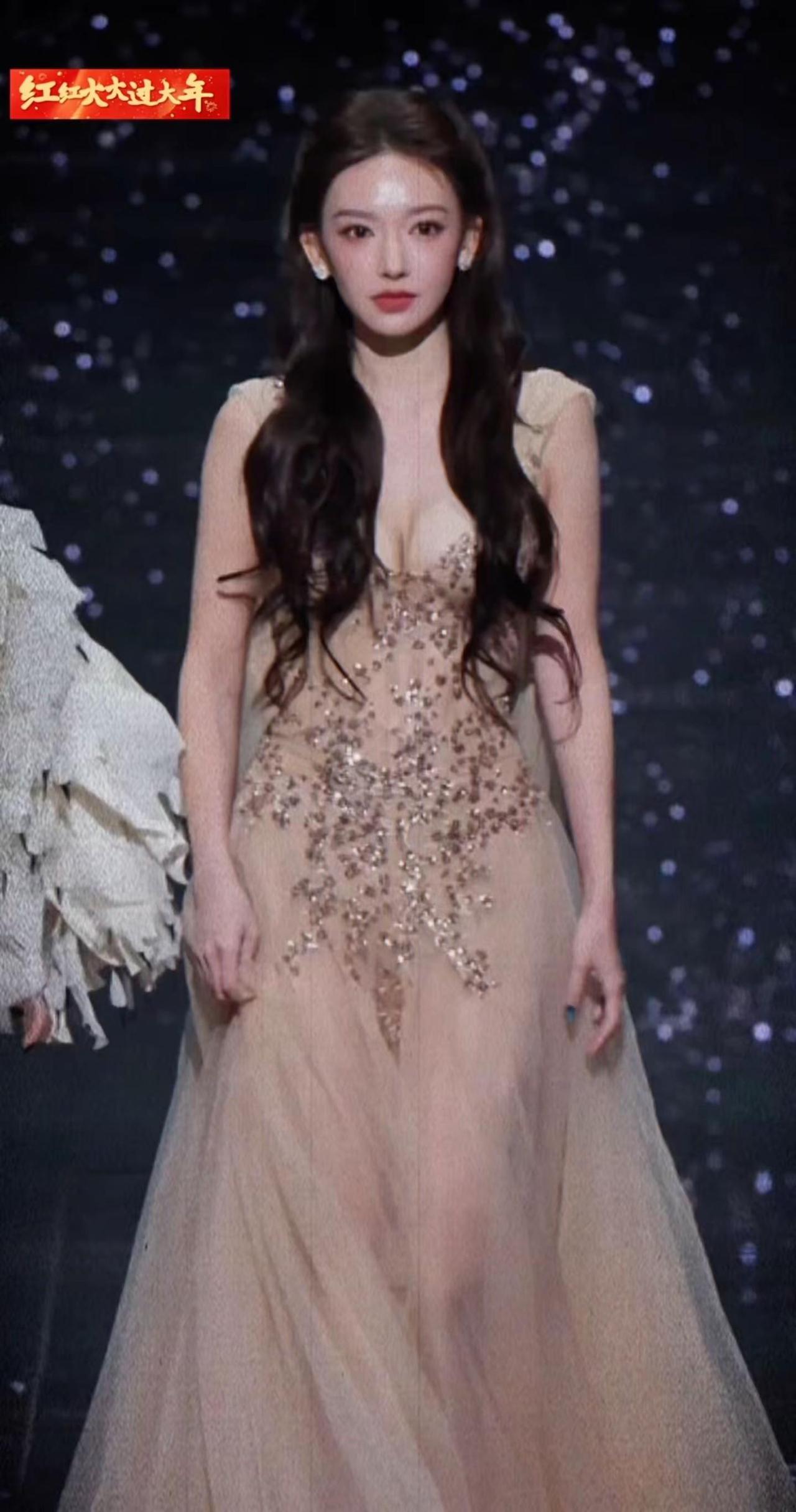 程潇的五官好深邃，天庭好饱满！程潇深邃饱满性感