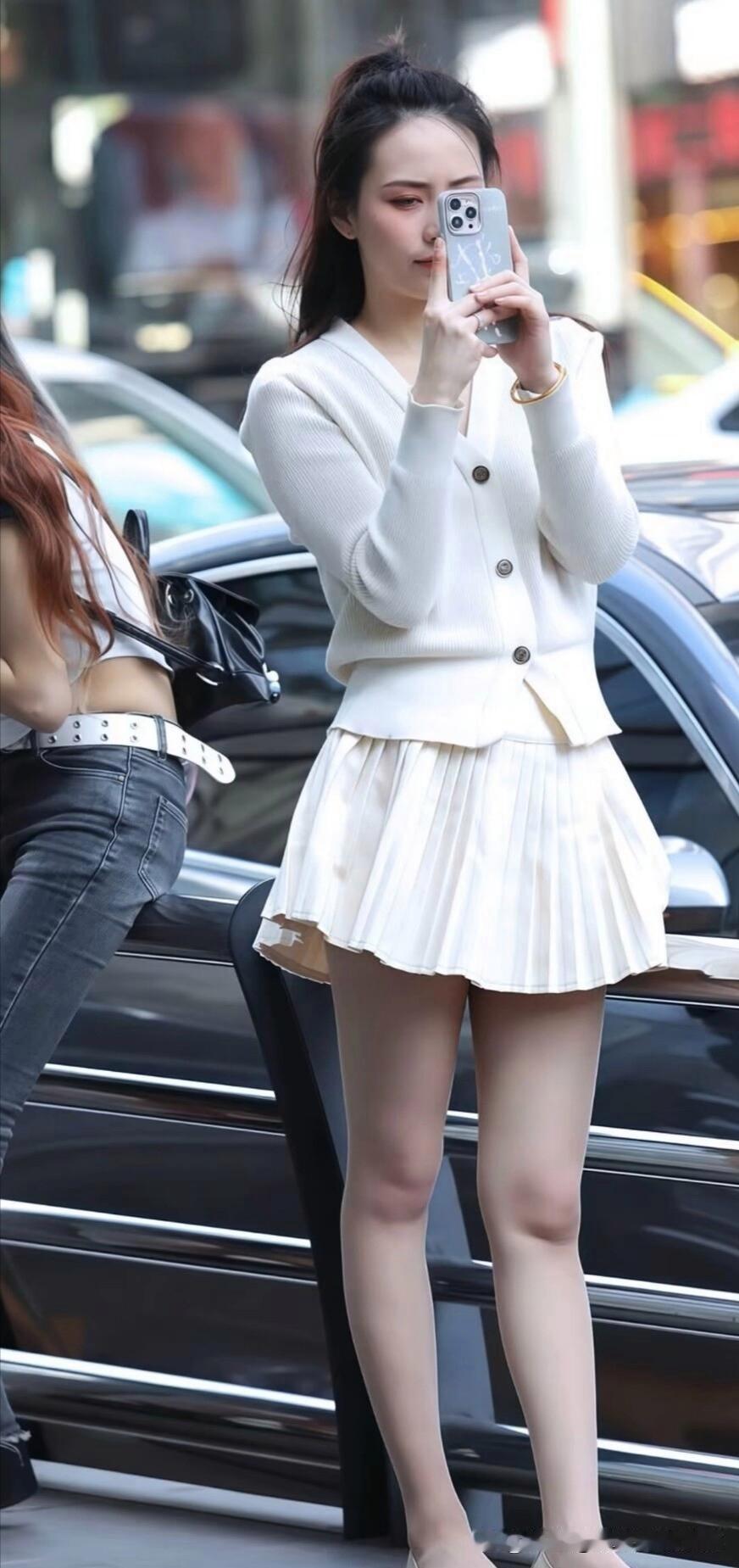 都市街头，白色裙装就是一道亮丽的风景线。之前逛街时，看到一位小姐姐穿白色西服式