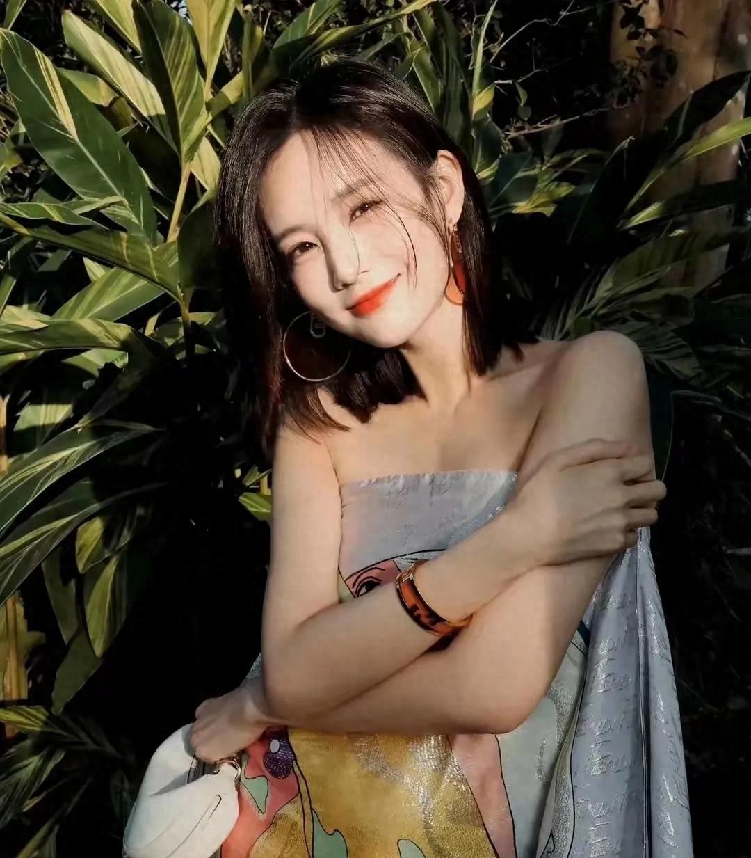 李一桐开挂了吧？披块窗帘都能美成时尚大片！