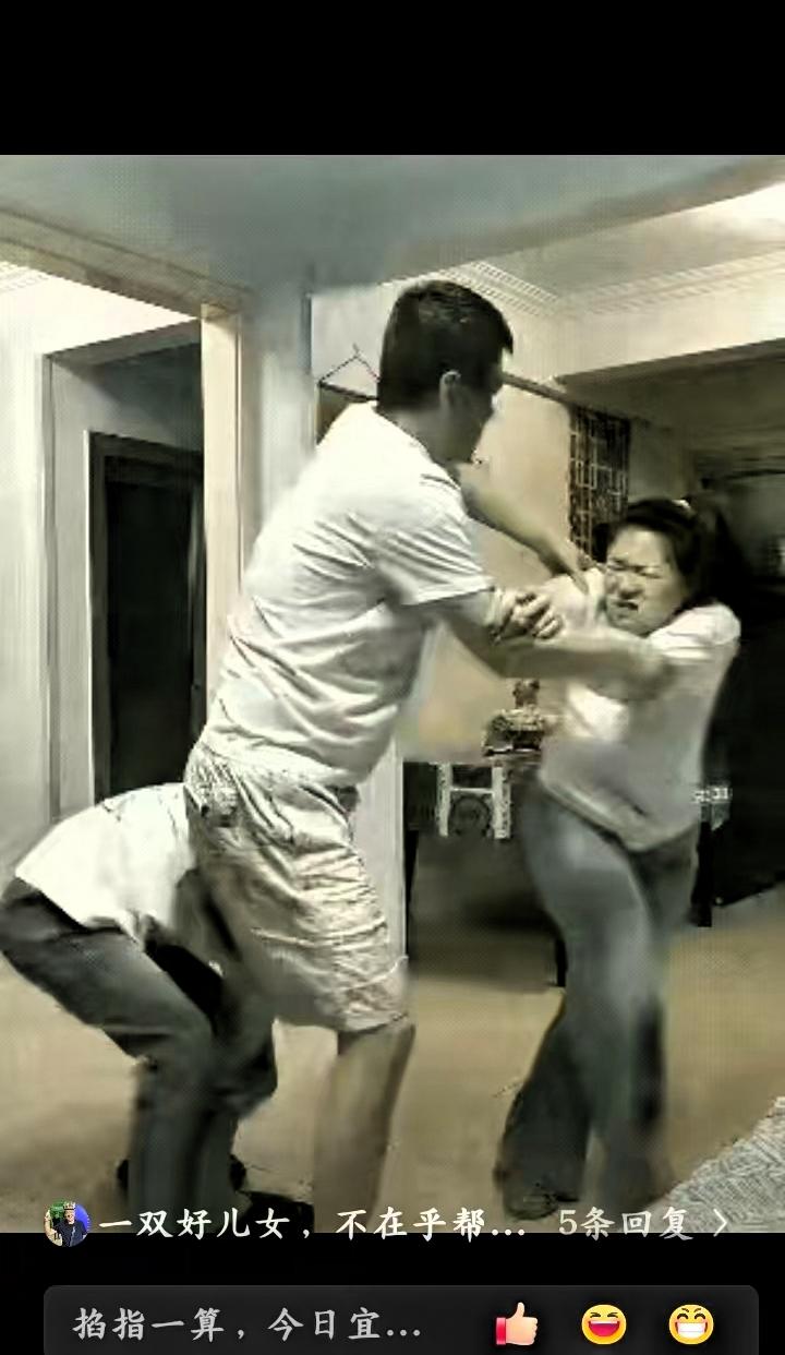 男子和老婆因为一点小事吵了起来，两个人正在扭打之中，在书房里做作业的儿子听到了动