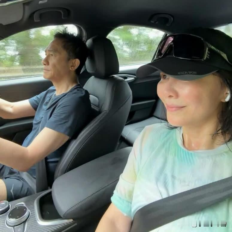 【刘嘉玲晒“副驾视角”曝光梁朝伟！网友：这个可以免费看吗？】64岁香港影帝梁朝伟和刘嘉玲结婚18年，