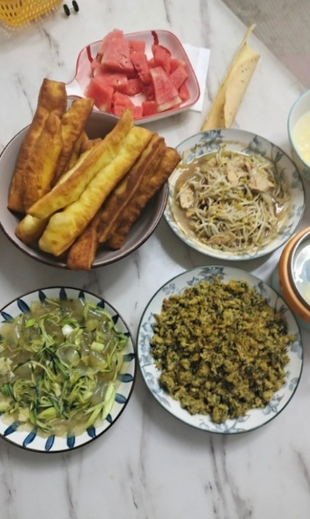 昨天晚饭后出去散步，在走道的长椅上看见我家妞同学的妈妈，丽姐，正坐那儿抹眼泪呢。
