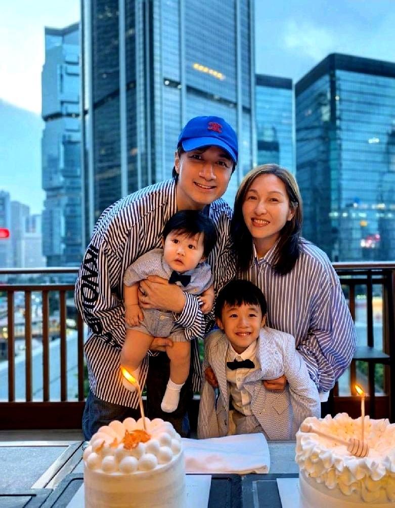 58岁还在生二胎？这得是多大的胆子。大儿子刚背上书包上小学，小儿子还在怀里吐
