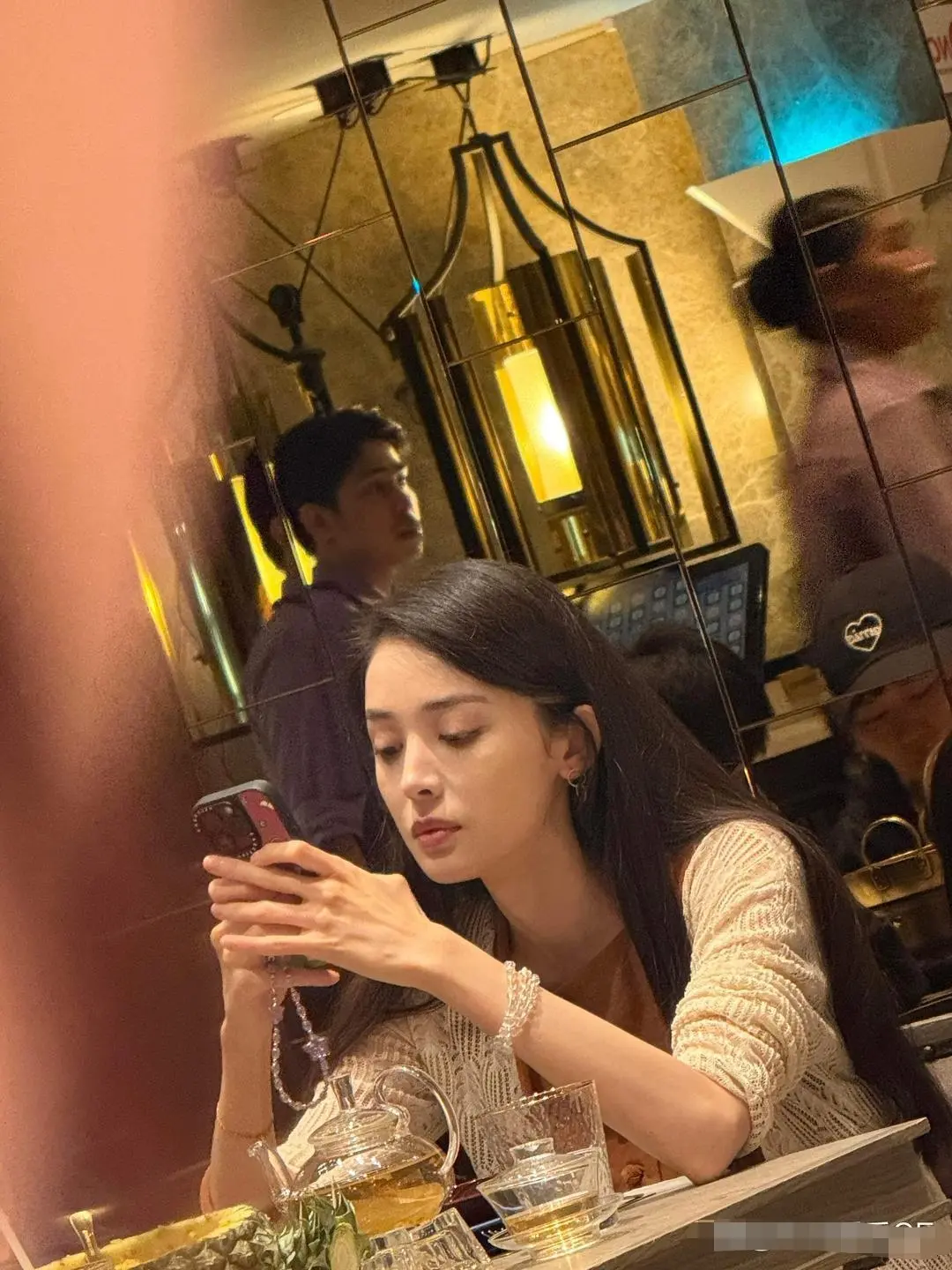 吃饭碰到古力娜扎，跟朋友一起想合照，结果没好意思