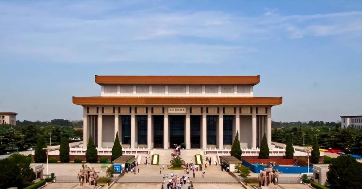 1979年胡乔木视察毛主席纪念堂，提出两项重要建议，获党中央高度重视并一致同意！