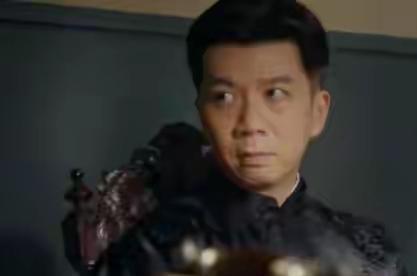 任嘉伦接过那根雪茄的时候，手抖了。这事儿最有意思的地方就在这儿。一个演员，演了