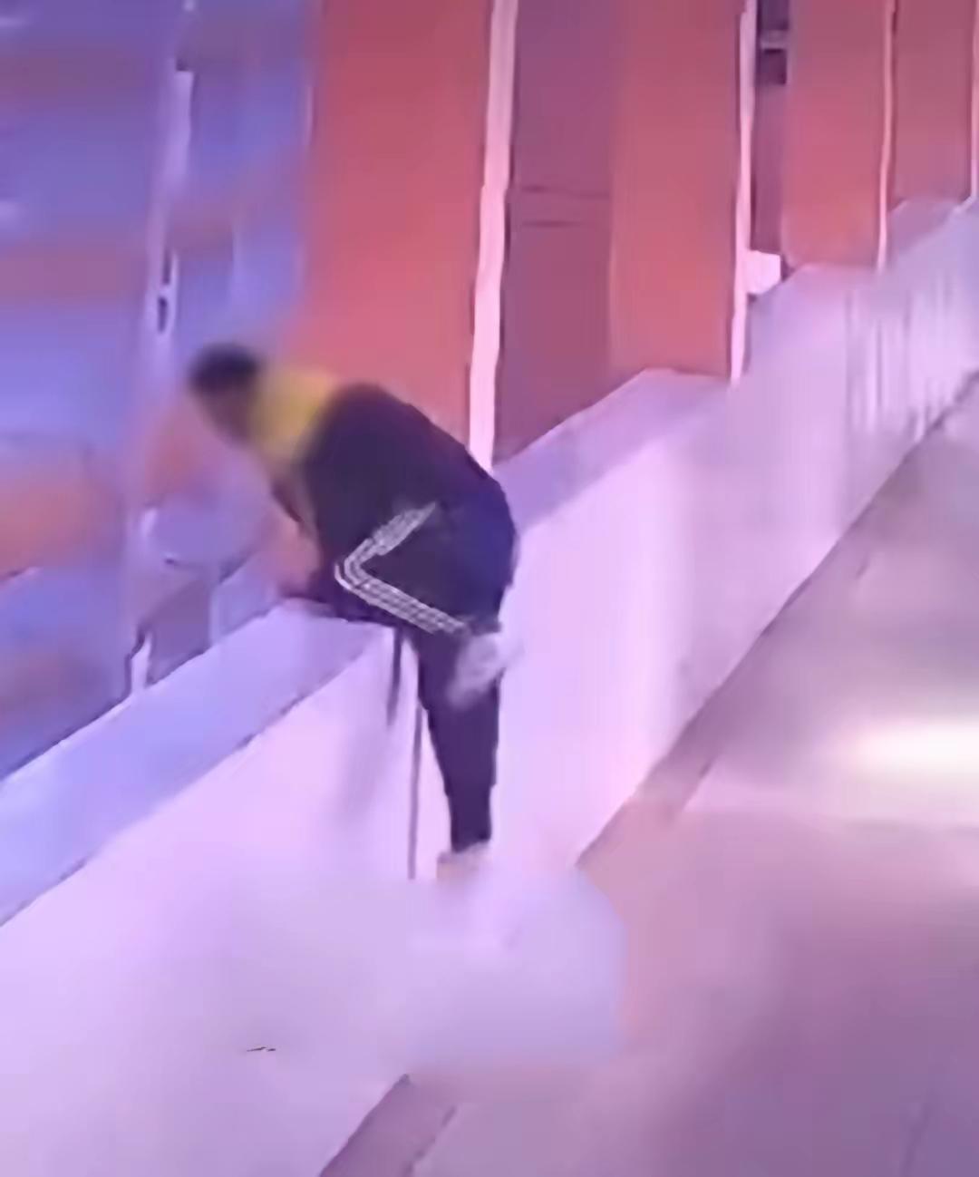 又一个孩子没了。就刚刚，听同事说的，她们娃高中里。一打听，又是那个该死的“周