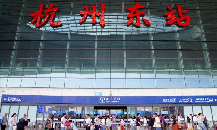 【杭州各大火车站人从众】纸质火车票的最后一天国庆中秋假期马上就要来了，无论是