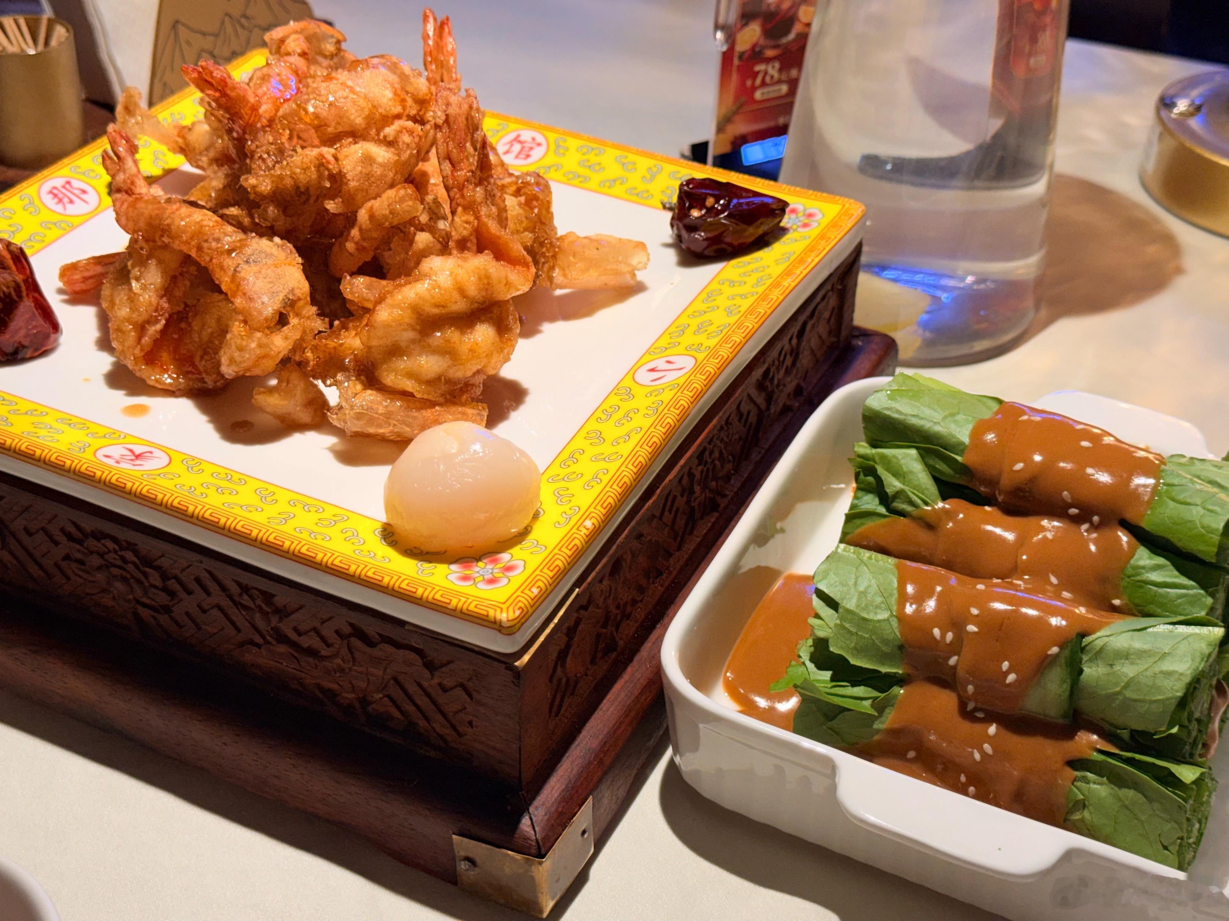 今天发点美食～这三个都是他家的招牌菜，最好吃的是酥皮大明虾，炸的特别脆，虾壳可以