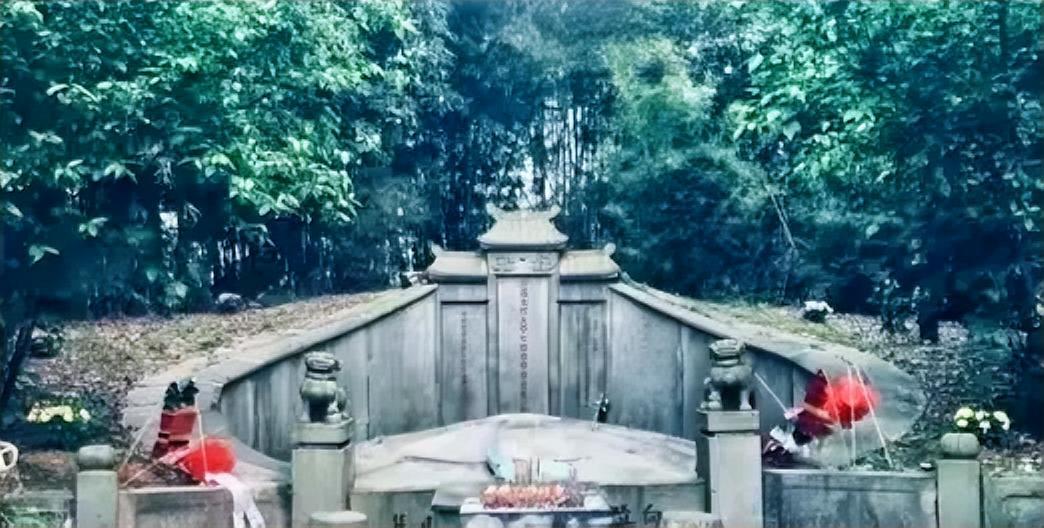 1977年，左宗棠陵墓被炸开，遗骨散落满地，王震将军得知后大怒。1977年，左宗