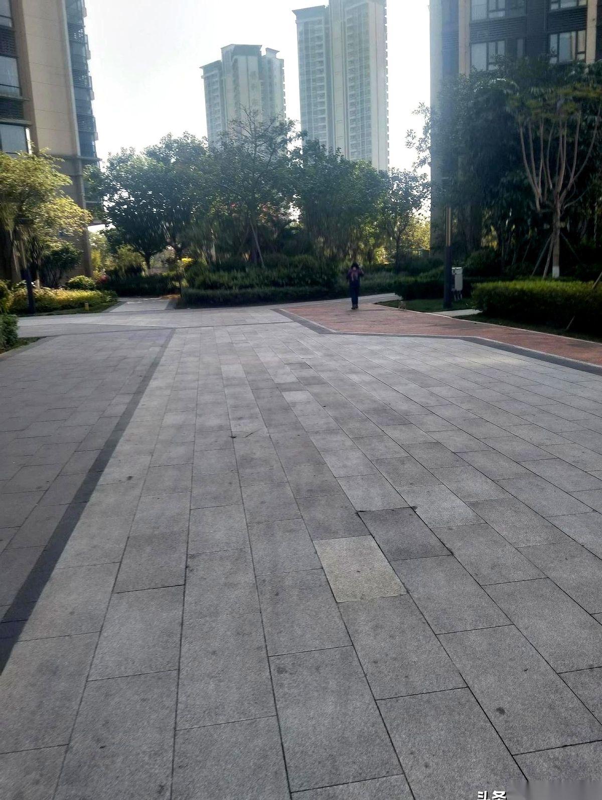 周末加班群里突然炸了，一条消息弹出来，说公司那个广西来的大哥，脑梗，人没了。就