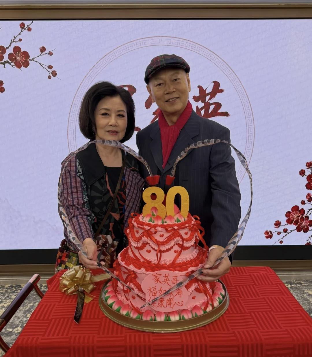 汪明荃在香港为老公罗家英庆祝80岁大寿，和一帮亲友到酒店吃大餐，现场接受粤剧团徒