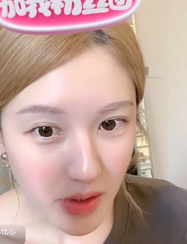 赵露思应该算是松口吧说自己愿意演恶毒女配，演妈妈奶奶，不一定非得拍大制作的戏，