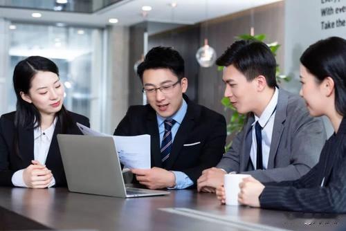 关于“职场同事能不能做朋友”这个问题，我的看法是，保持一定的分寸感确实很有必要。