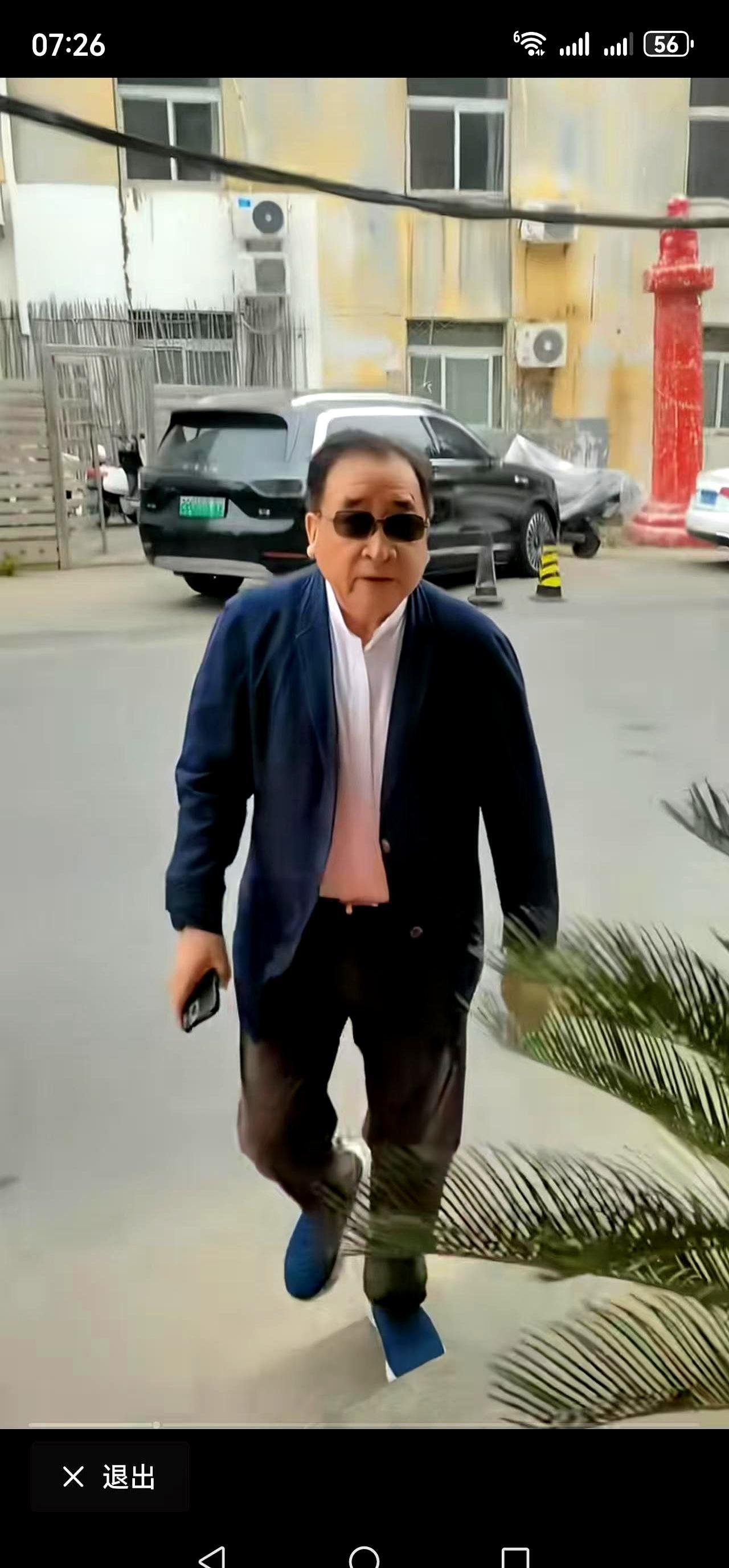 75岁的姜昆硬套上修身小开衫，大拇指把黑墨镜推到鼻梁上。可他刚迈出两步，拖沓的脚