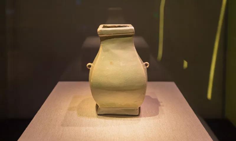 关于宋代汝瓷是否只有67件半，这说法有一定依据。专家统计流传有序的汝窑瓷是这个数