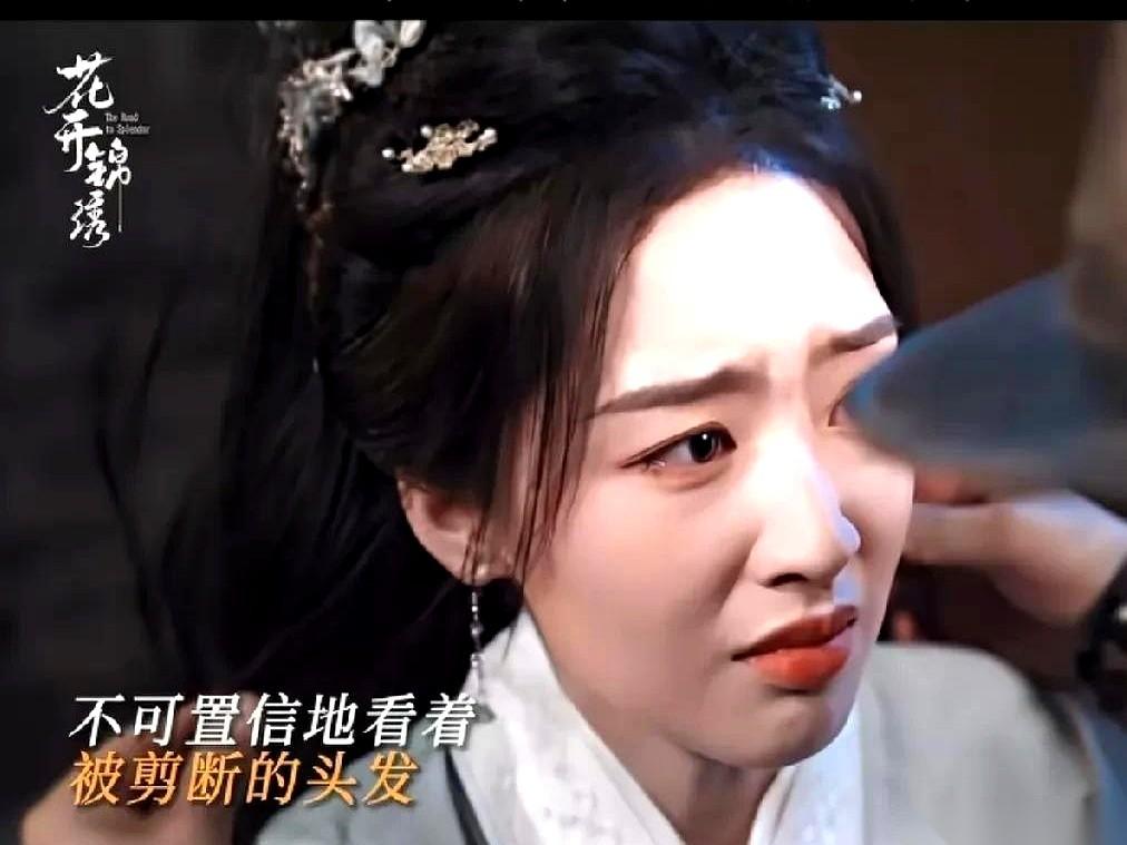《花开锦绣》这部剧，真能把人看得火冒三丈。最憋屈的一场戏，左氏让人死死按住傅庭