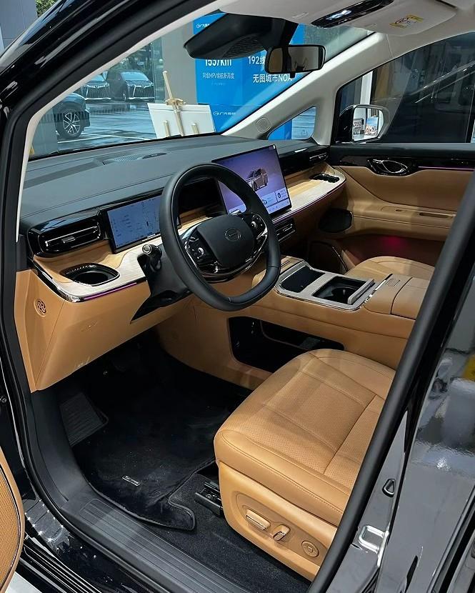 前几天我去体验了实车，就是2026款传祺E8PHEV。这定价从18.98万起，
