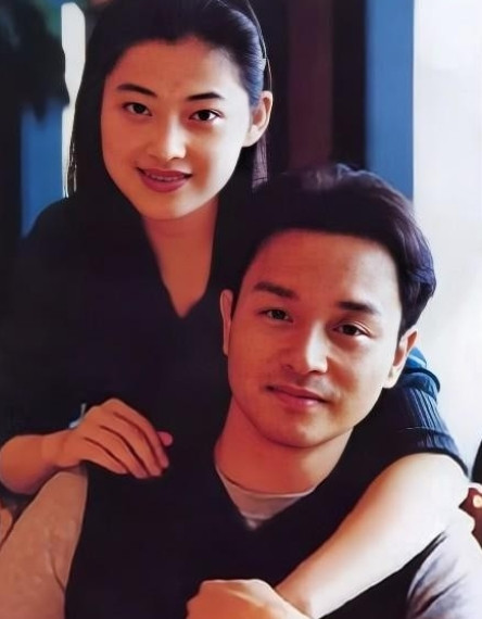 1997年的一个深夜，张国荣翻来覆去睡不着，便给梅婷打了一个电话，让她来自己的房