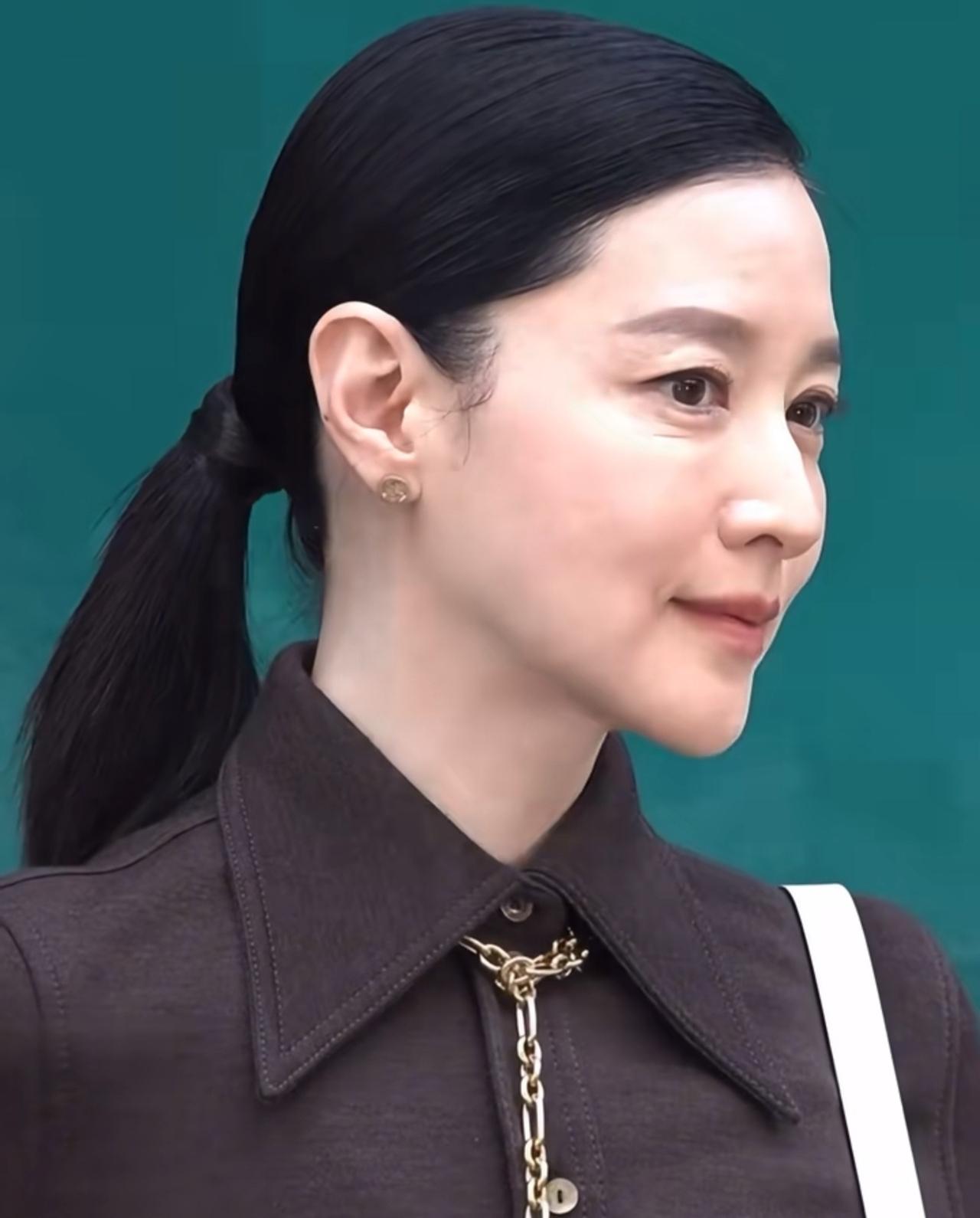 54岁李英爱出席线下活动，原装脸的美人即使渐渐老去，依旧魅力不减。
