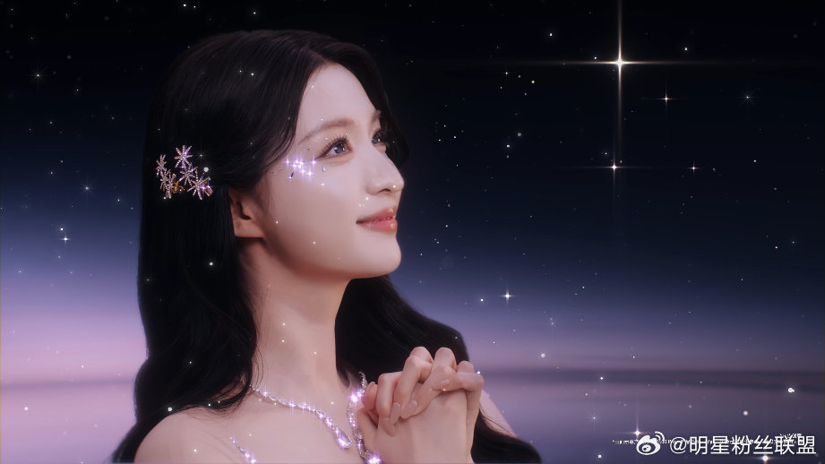 王楚然荣耀600幸运星女神降临氛围感大片强势来袭，星光元素融入整体造型，闪耀又