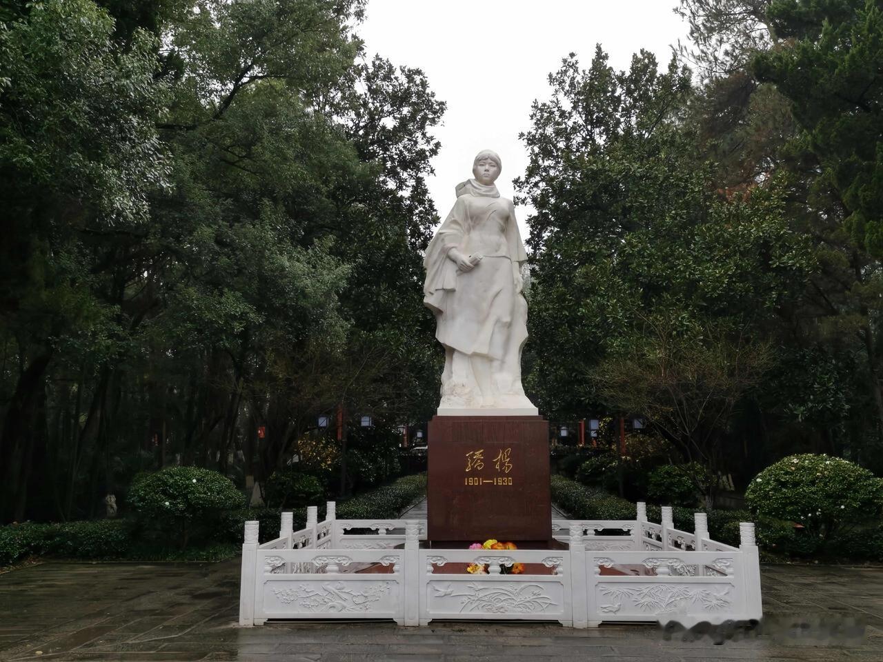 骄杨一家长眠地：母女合葬，两子相伴母女的合葬墓，两个儿子左右陪伴，让人落泪！