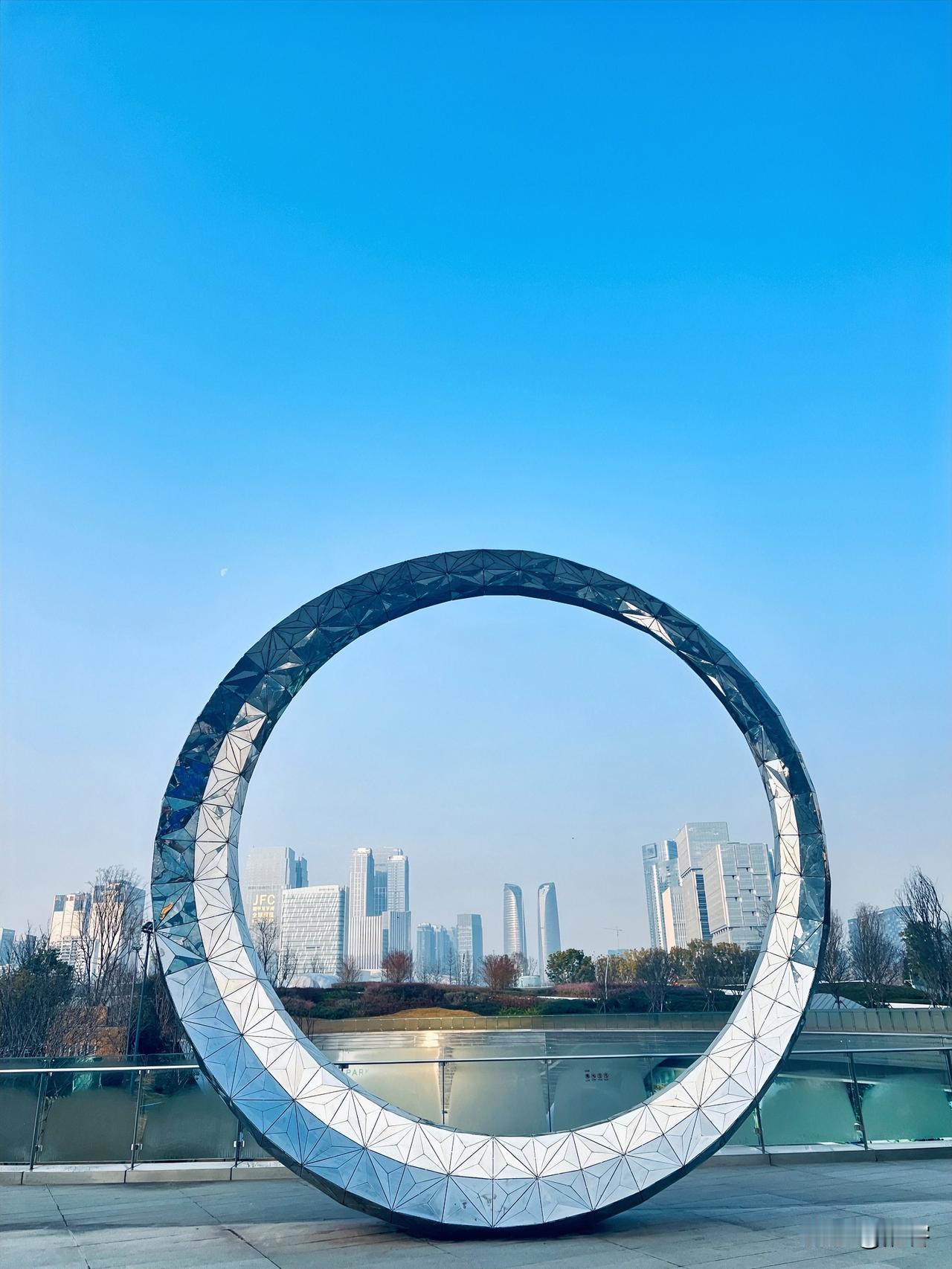 未来成都只有一个中心——交子公园！成都围绕着天府广场画了那么多圈，最后都不及