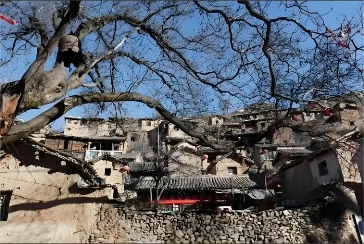残门锈锁久未开，荒草满院旧瓦宅，只有窗前枯老树，……请友续句……？上联