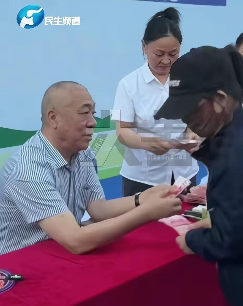 崔培军：郭玉梅，拿钱！郭玉梅：老板，又拿多少？崔培军：中秋，给员工父母发