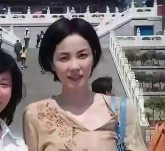 王菲在寺院和高僧深谈三小时，你猜他们在聊什么？她这次现身是为佛教文化交流。皮