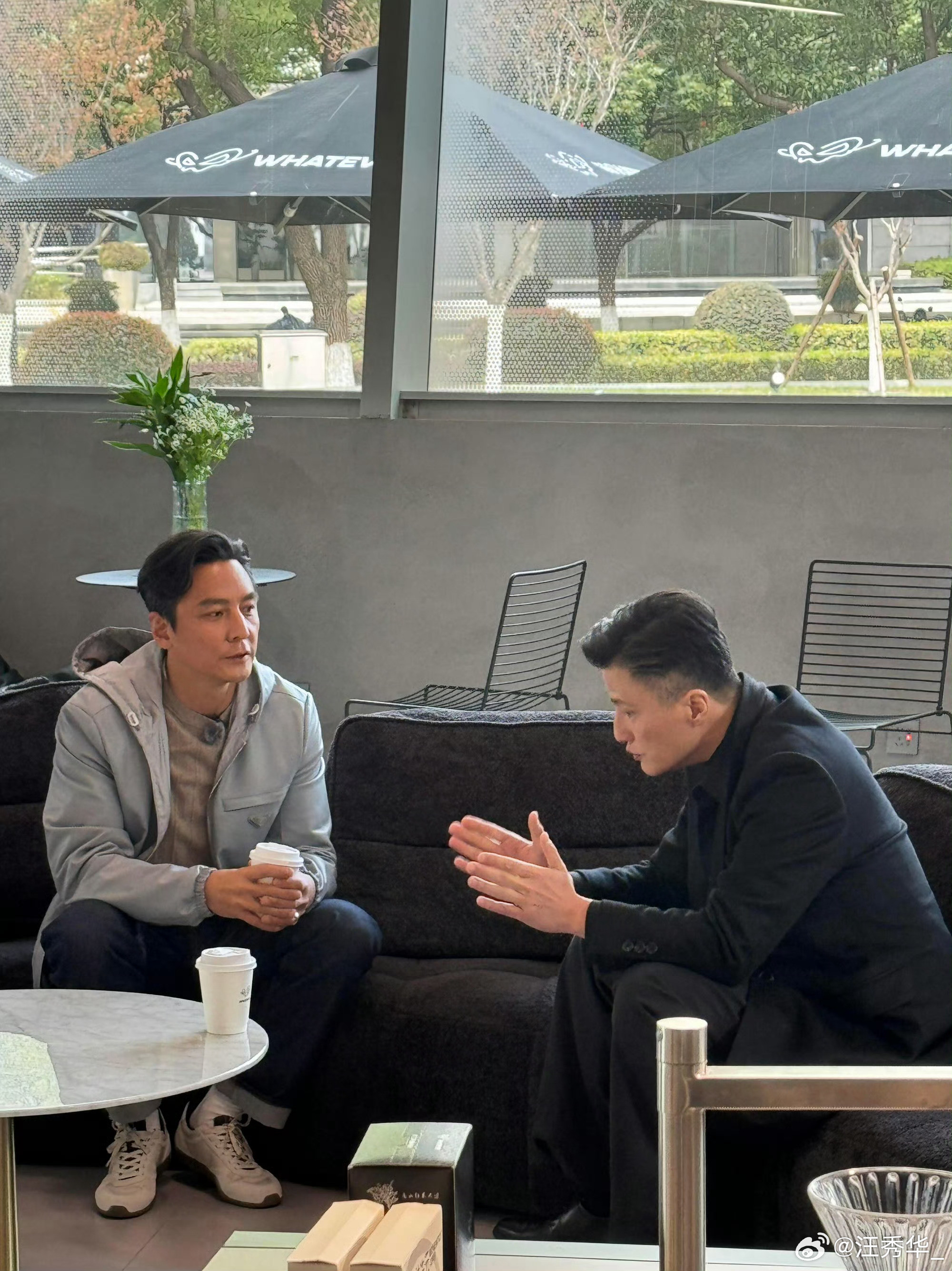 50岁尹子维婚后状态谁懂尹子维婚后的这种反差，整个人像被泡在蜜罐里一样，眉眼温