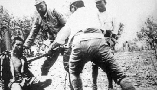 1944年，日本兵突然将看守所的大门打开，日本翻译对着9名被折磨到不成人形的八路