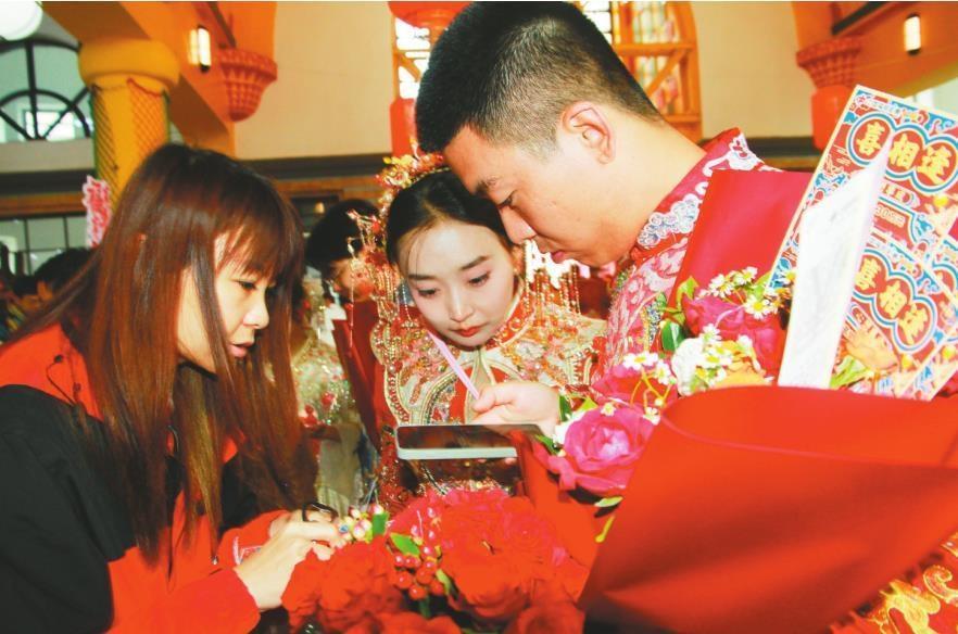 为集体婚礼添“彩”