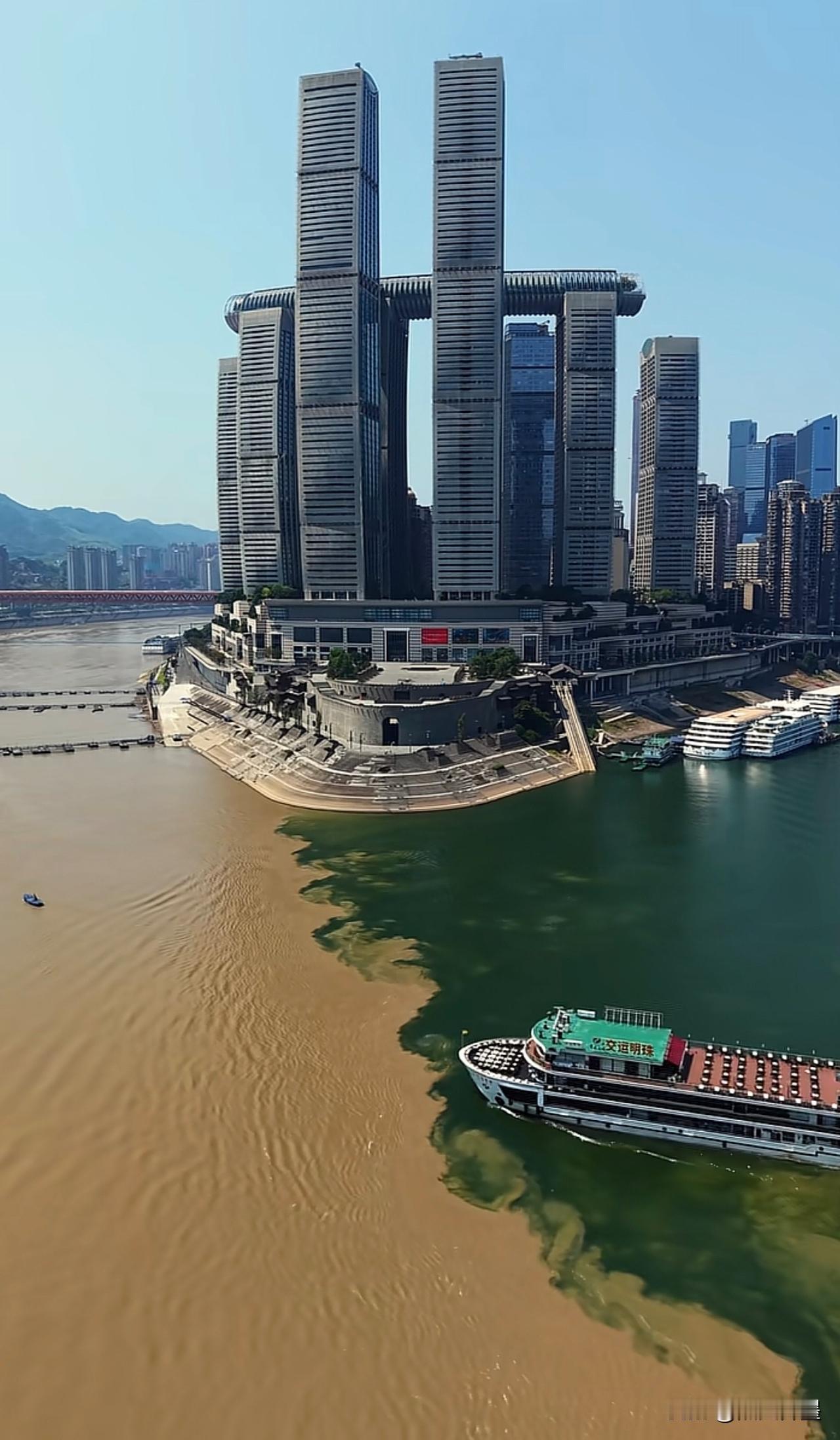 世界上最大的“鸳鸯火锅”：朝天门两江交汇“鸳鸯锅”世界上最大的岛：领导世界上