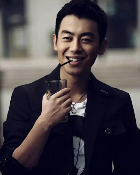 有人说《长安的荔枝》中的杜甫是朱亚文演的？我不可置信的看了一遍演员表，然后又