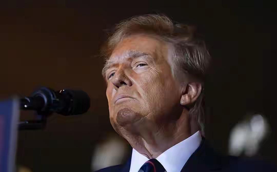 特朗普紧急发文，直言：美国可能会完蛋，中国已是他的最大救星，特朗普深夜发文炸锅！