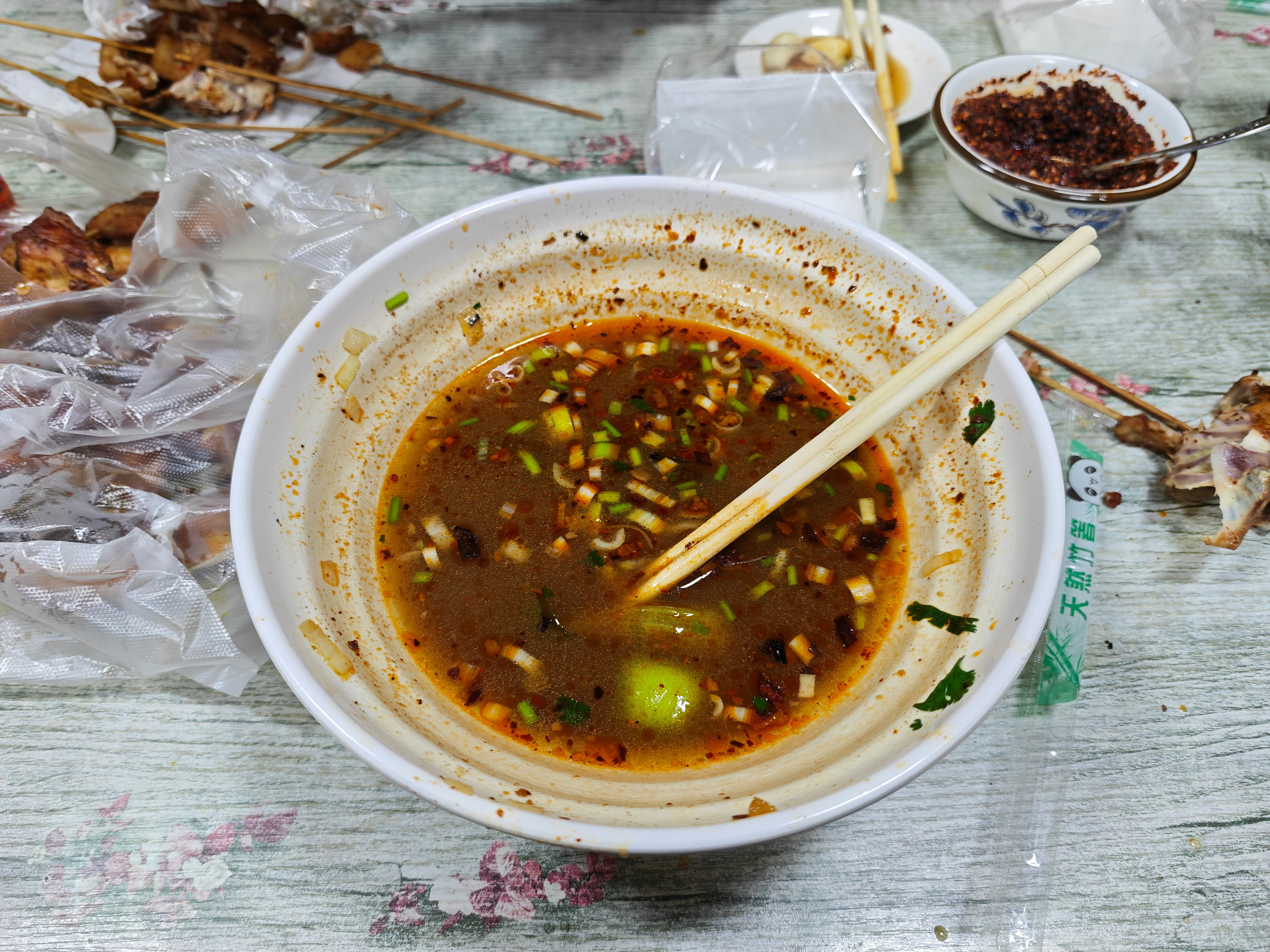 大概有十多年没吃过刀削面了，回老家吃了碗，还是以前的味道。只不过之前是人工削面现