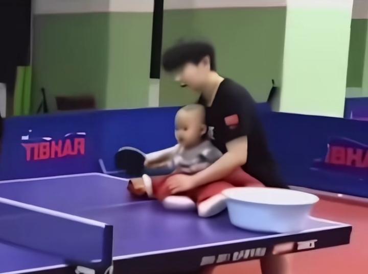 哈哈哈，莎莎这是把国球从娃娃抓起落到实处了吗？怀里抱着何卓佳的外甥，小萌宝太可爱