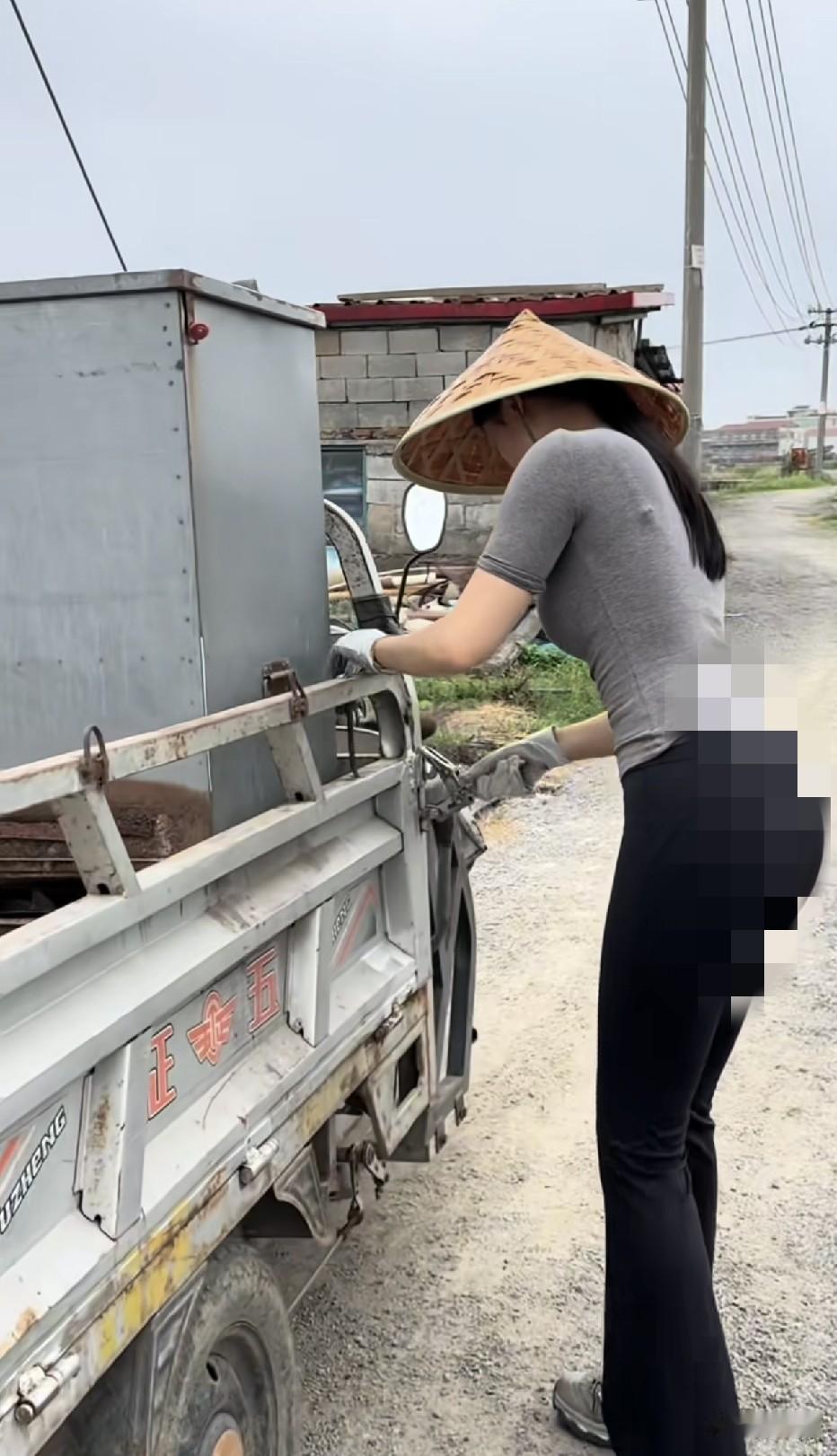 经济真的不好，美女都做事业了