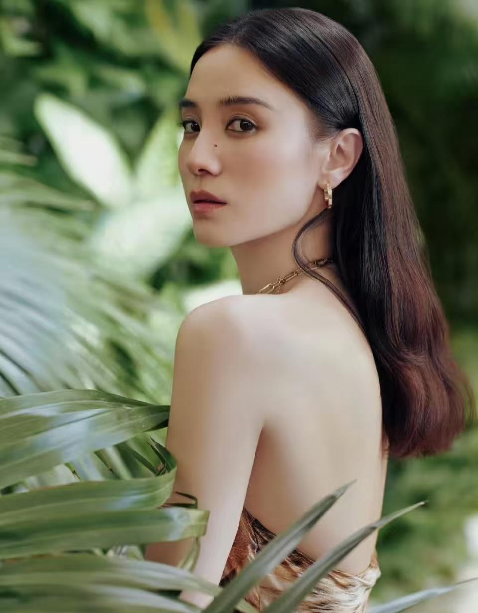 宋佳低调而神秘的感情史曝光，现任老公是导演王伟，比她小七岁。宋佳的前夫是陈龙，第