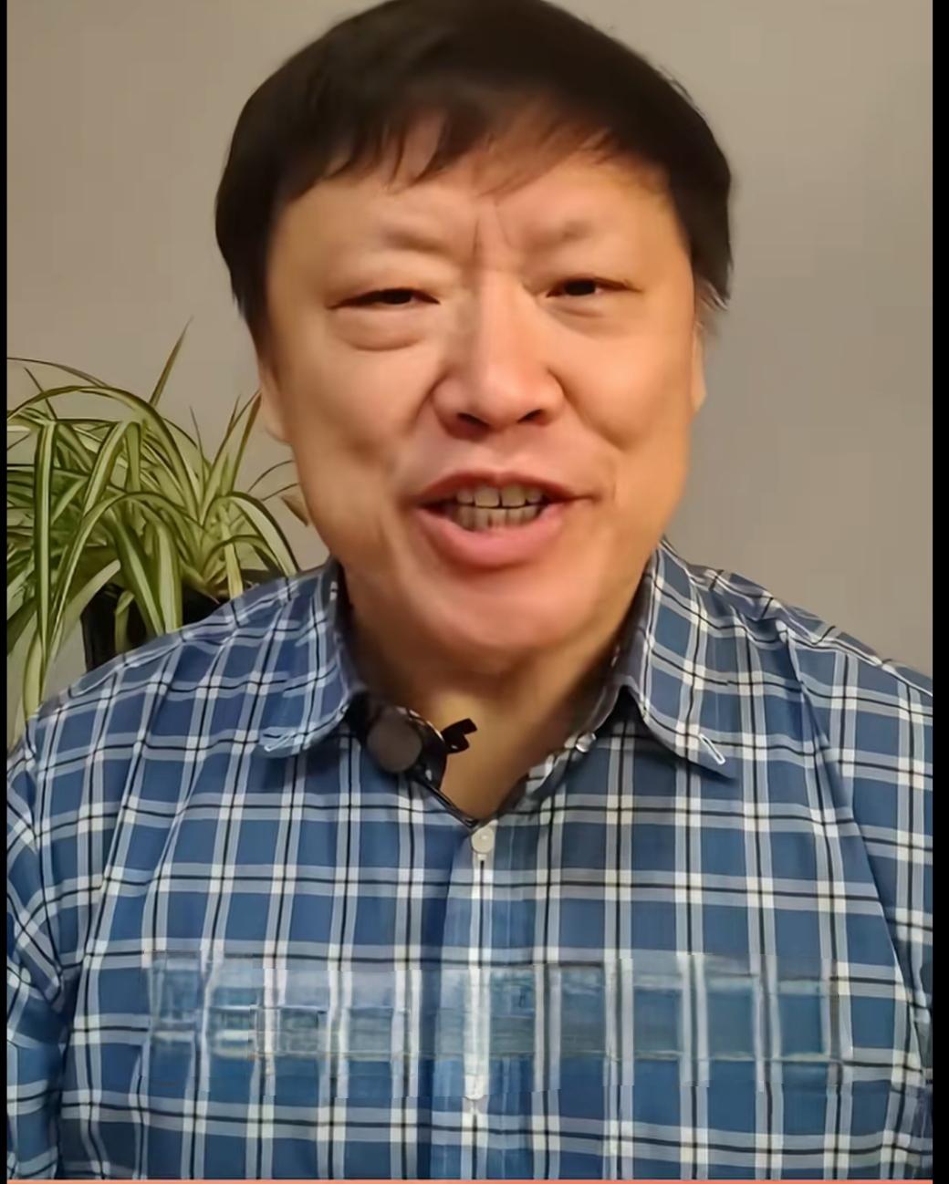 胡锡进做公益。胡锡进最近做了一件好事。据他所述，他遇到了一位需要帮助的女士。老