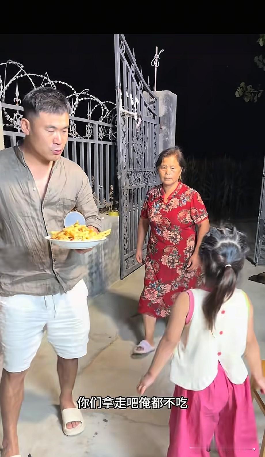 小故事。这老壳子和阿杜端着一盘卤鸡爪来到，他俩李家这边小院。阿杜