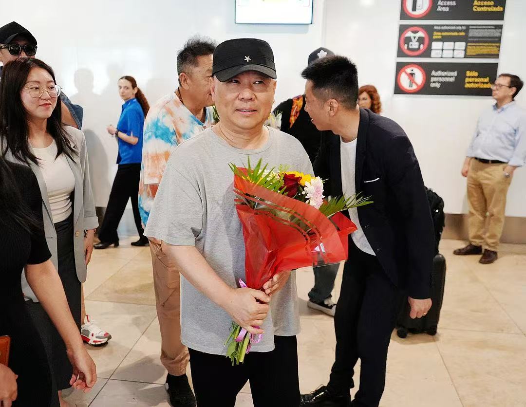 德云社抵达世界巡演第四站，西班牙马德里。郭德纲、于谦随人流一起出了机场大门，很