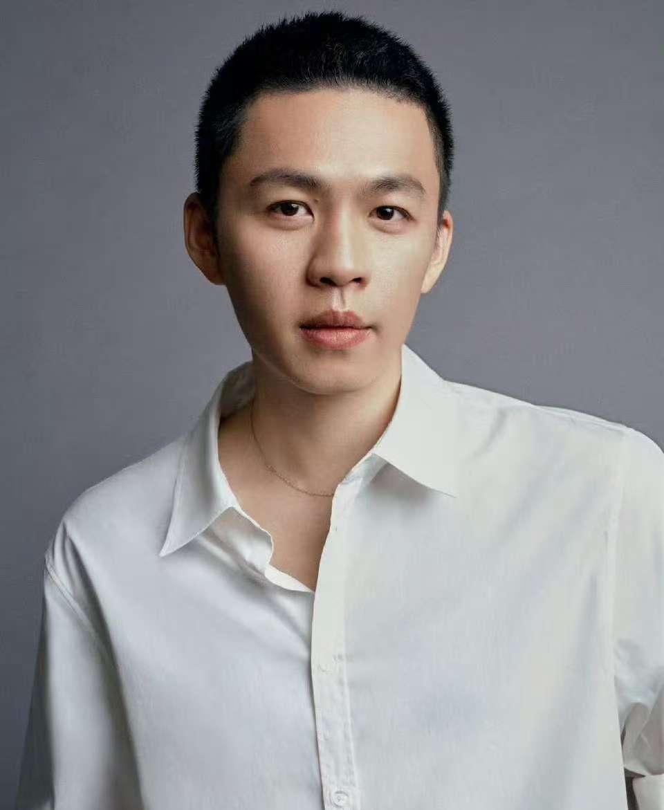 李鸿其是谁？首位在欧洲三大电影节担任评委的90后华语影人，第82届威尼斯电影节“