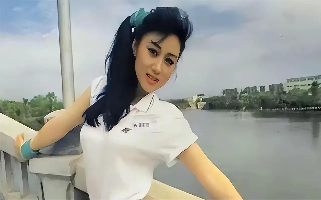 利智的美丽在于那一双有神的大眼睛，李连杰曾说过，我见到利智是最漂亮的女人，我看见