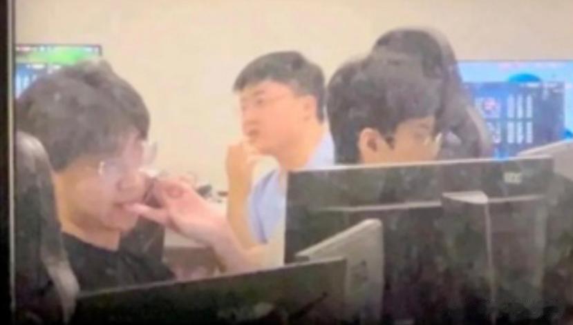 绷不住了，EDG还没官宣Uzi进队，韩网热帖已经在赞叹淀粉武功高强：稀巴，连基地