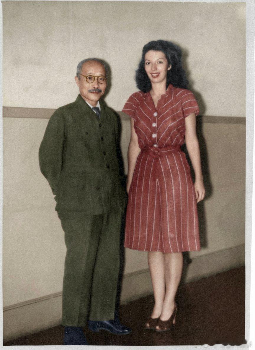 战犯东条英机与辩护律师布伦南的秘书伊莲·费舍尔。1946年9月11日，市谷。