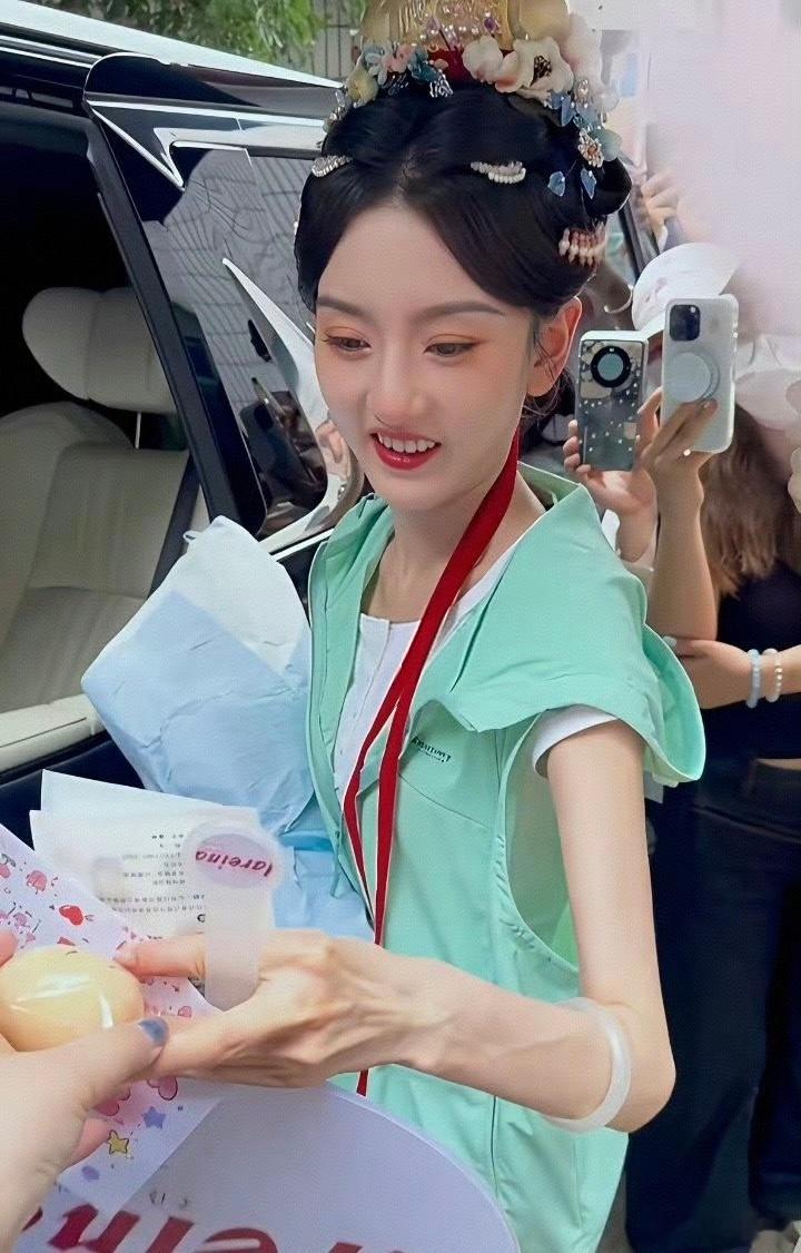 天呢，宋祖儿这不会是假胳膊吧！