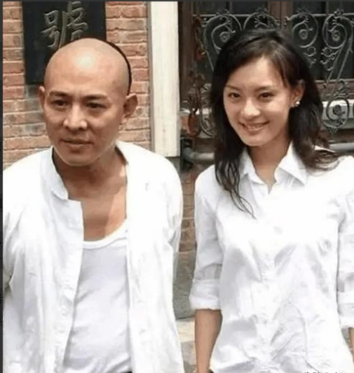 有次，孙俪趁着拍戏空闲时间，来到李连杰身边，想要同李连杰合影，李连杰欣然同意。而